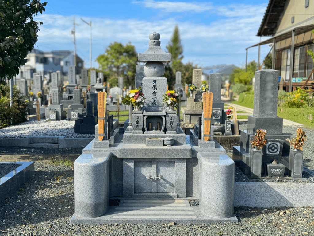 豊川市の浄泉寺にある永代供養墓の正面から見た写真