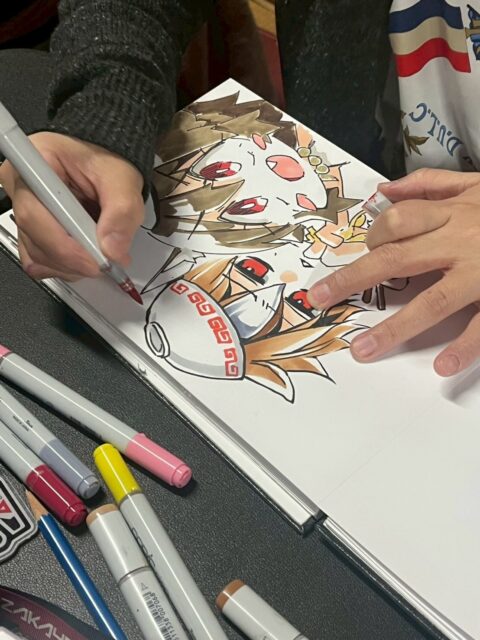 １４日、１５日に京都大泉寺さん @daisenji.kyoto sakiyaさん @sakiya0304 と我ら夫婦４人でイラスト直描きをした寄描き御朱印会を開催しました✏️
テーマを何も決めず即興１５分でイラストを描くというスタイルでやったので程よい緊張感を持ちながら意欲的に臨むことができました。
最初に描く人が方向性を決めて2人目３人目がそのテーマに乗ったり反発したりしながら４人目がオチをつける、というような感じで描き手・参列者さん共に笑いながら楽しく対応させて頂きました😆
皆さんの協力もあって初めて来られた方々にもご縁をたくさん頂いたりしてとても良い御朱印会になりました✨
また開催したいと思いますのでその際は皆さんのご参列をお待ちしております。
今回携わって頂いた全ての方々に感謝申し上げます。
ありがとうございました！！🙇

#合同御朱印会
#浄泉寺