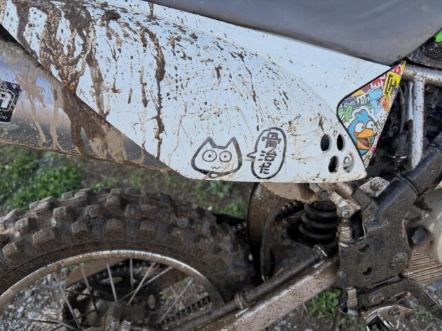 【浄泉寺バイク部！】
最近まわりを巻き込んでバイク活動をしています🏍️
休耕時期のウチの田んぼや豊橋のミニモトコース、瀬戸のスラムパーク等皆んなで色んなところにバイク遊びに勤しんでおります♪
去年息子とモトクロスを始めたんですが４７歳の私でも成長を実感できてるのでとても充実したバイクライフを送れていると思います😁
今年は浄泉寺バイク部として耐久レースやスプリントレースに出る予定なので皆んなと自己研鑽しつつ楽しんでいきたいと思っています。
皆さんも無理と思わず新しいことにチャレンジしてみては如何でしょうか？✨

#浄泉寺
#浄泉寺バイク部
#モトクロス