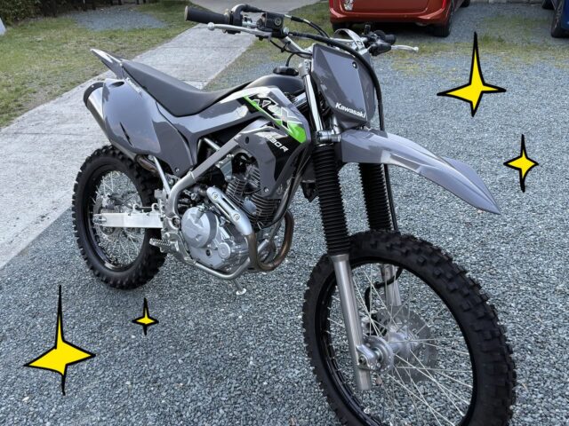 【バイクのお話】
TRX850とDR-Z50手離して24年式KLX230R(新車)買っちゃいました✨✨
メインで乗ってたKLX125は息子が乗るようになったので自分もステップアップです♪
敢えて今年モデルではなく旧モデルにしたのはこの色が好きだったから!
車両引き取り帰宅後に観音堂でしっかりお参りをしてからすぐバラバラに🥹
快適に走る為に必要な物を先に仕入れておいたので各部交換・取付!!
慣らし運転を済ませて早くガンガン走り込みたいですね😁
これからは共に汗を流しながら土に塗れていきたいと思います!!
#klx230r
#kawasaki