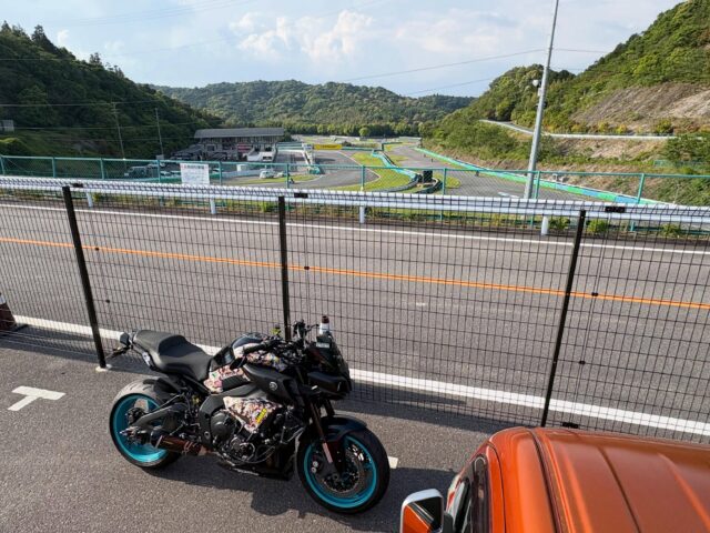 【バイクのお話】
今日は幸田サーキットの走行会にタイヤの皮剥きがてら行ってきました🏍️
ミシュランのパワー6がなかなか良いというネットの評判をちょくちょく見かけたので交換時期でもあったので履き替えてみたのです。
数十年ぶりのミシュラン⛄️
隅っこのグリップがちょっと甘いのかなぁ、立ち上がりがズルズルでアクセルが一気に開けられない感じ…
マシンパワーにタイヤが負けてるのかなぁ🙄
サーキット走行だとパワーGPの方が良かったかもしれないですね〜
コケたらおもんないので程々に走り込んで終了!
久しぶりにオンロードをキビキビ走っていい刺激になりました😆
明日からまた頑張れる!!
#yamaha
#mt10
#mt10yamaha
#幸田サーキット
#幸田サーキットマイバイク走行会