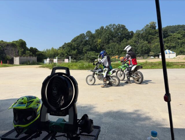 【バイクの話】
夏休みに入ってからバイク漬けになっております🏍️
バイク部で大阪のプラザ阪下に練習に行ったり、スラムパーク瀬戸でレクチャーを受けながら大雨の中嬉々として走ったり、今月に出るレースの車両整備をやったり、暑い中コソ練したり、とお盆参りの合間を縫って親子・仲間と共に夏を目一杯楽しんでます😄

#浄泉寺バイク部 
#klx110
#klx125
#klx230r
#kx112