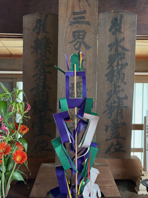 山門施餓鬼を暑い中沢山の檀信徒の方々にお越し頂き無事勤修することができました🙏
お手伝い頂いた組内寺院の上人方、檀家総代さん方大変ありがとうございました🙇

今日は御朱印に来られる方々が描いた落書きも檀家さんがよく見ていって下さってました😄
名残惜しいですが１３日までにクリーンにさせて頂きますのでご了承下さいませ🙇

#浄泉寺