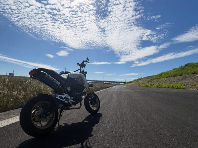 今日は気持ちが良い天気だったので久しぶりにグロムとMT-10に火入れしてきました🏍️
少し汗ばむ気温でしたが空はしっかりと秋めいてますね😃

#honda
#grom
#yamaha
#mt10yamaha