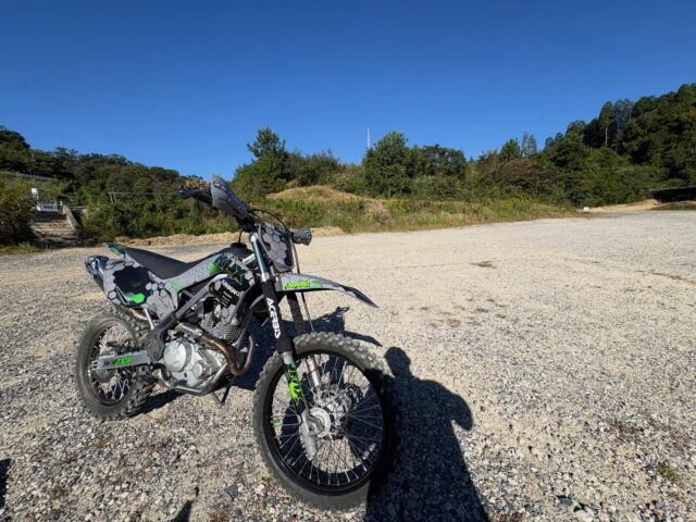 今日はスラムパークで1人コソ練してきました🏍️
午後2、3本走ったら疲労でスタンディングできなくなって脚がヘコヘコに😅
今日は天気も良くいい練習になりました！！

#スラムパーク瀬戸 
#kawasaki
#klx230r