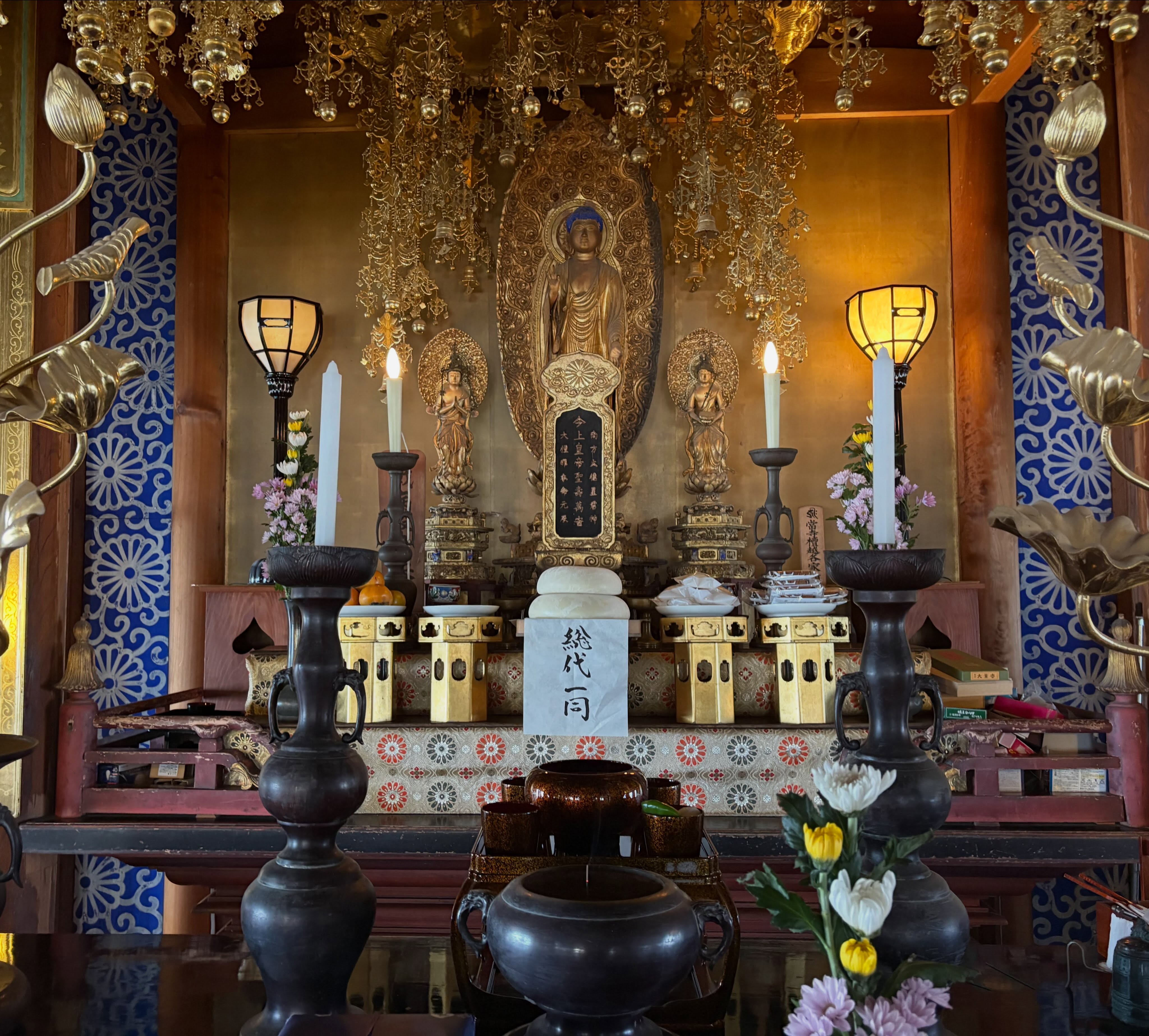 昨日今日は田原市の長沢寺さんと真如寺さんにそれぞれ十夜法要のお手伝いに行って参りました。
今日は献灯も行われお年寄りから子供まで沢山の方にご縁を頂き良いお参りとなりました😊
やはりお寺にたくさん人がいるっていうのはいいもんですね！

#浄泉寺