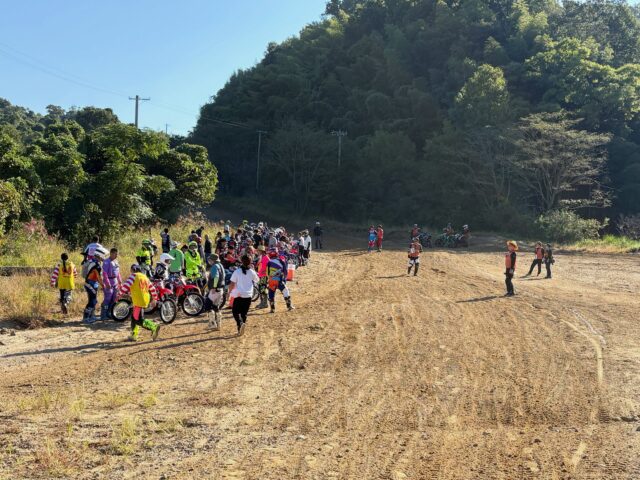 【浄泉寺バイク部耐久レース参戦】
昨日は大阪にあるプラザ阪下で行われた『ちびロク4』６時間耐久エンデューロレースに住職寺族組・KLX110と檀信徒組・KLX125の２チーム体制で参加してきました🔥
爽やかな天候にも恵まれつつも日向にいたら汗ばむ程の気温でしたが良いレース日和になりました😆
６時間もぶっ通し走るなんて初めてだったのでどうなるかと思いましたがハブベアリングが逝きかけたり、マフラーが脱落したり、カウルがバキバキになる程度で当初の目的通り1人３０分のスティントを淡々とこなす事ができてリタイヤすることなく無事完走することができました✨
今回一緒に戦ってくれた息子をはじめチームの皆んなに感謝したいと思います！
皆んなすんげーいい走りしてたよー！！😆😆😆
そしてレースを支えて頂いたオフィシャルの皆さん、トラブル時に助けて頂いた方々、参加者の皆さん大変ありがとうございました🙇
来年も参戦したいと思います！

#浄泉寺バイク部 
#プラザ阪下
#ちびロク4